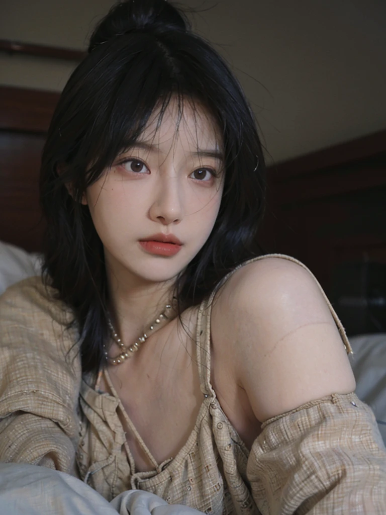 8K,best quality, masterpiece, Ultra-high resolution, (Reality:1.4), RAW photos, (Real skin texture:1.3), (Film Grain:1.3),1 Girl,Beautiful and detailed eyes and face,masterpiece, best quality,close up,Upper body，On the bed