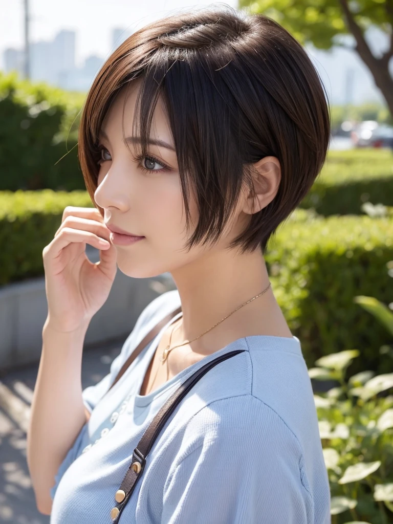 Mature Woman、Short Hair