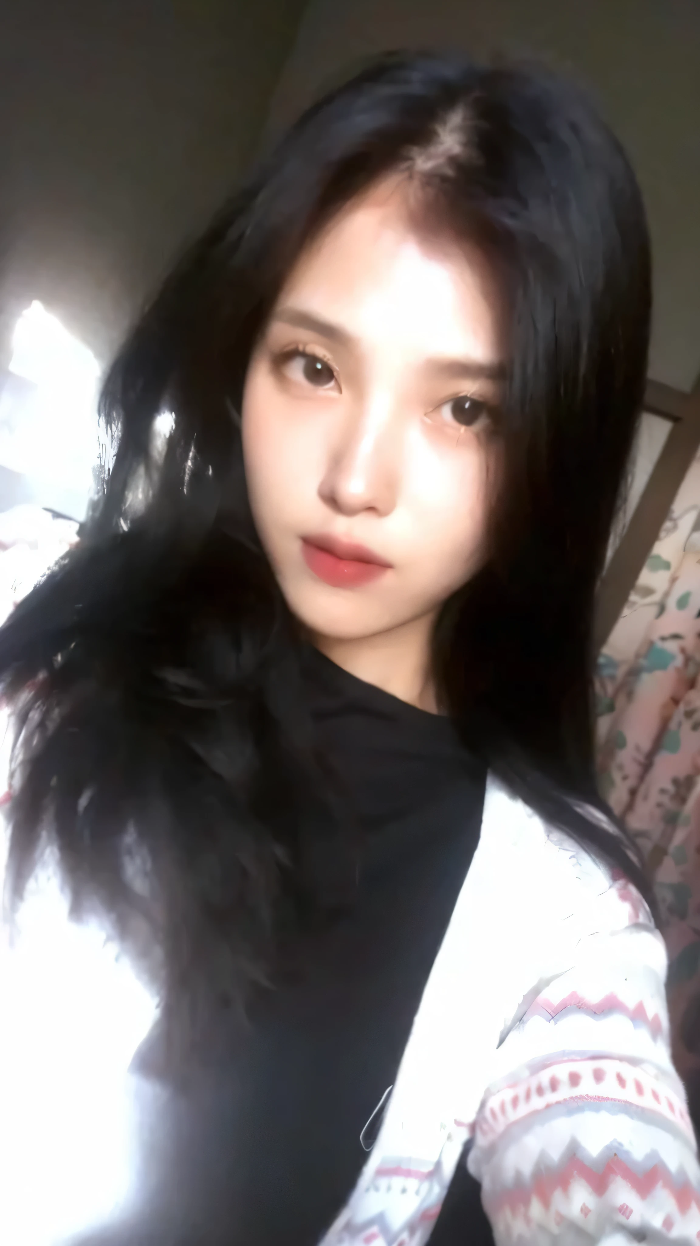 from waist up、Angle seen from the side、After work、natta、In front of the station、tote bags、a necklace、Ginza、Turn your buttocks、big butts、 bust、Tight clothes、Small、The fabric is thin and the skin shows through.、no-bra、sleeveless、Take your eyes off、