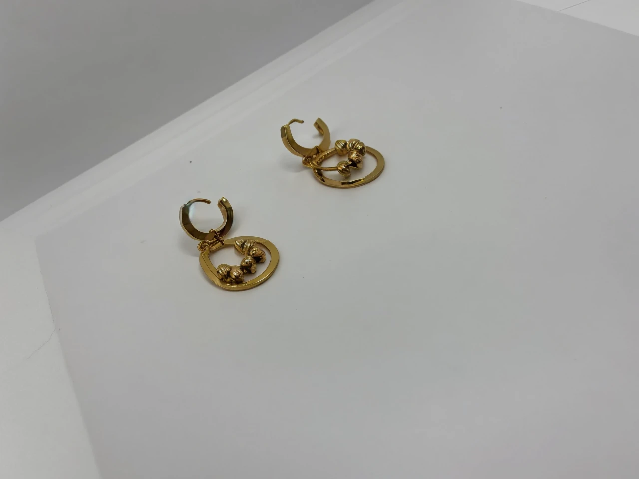make this earring wore by a model. dont show face
