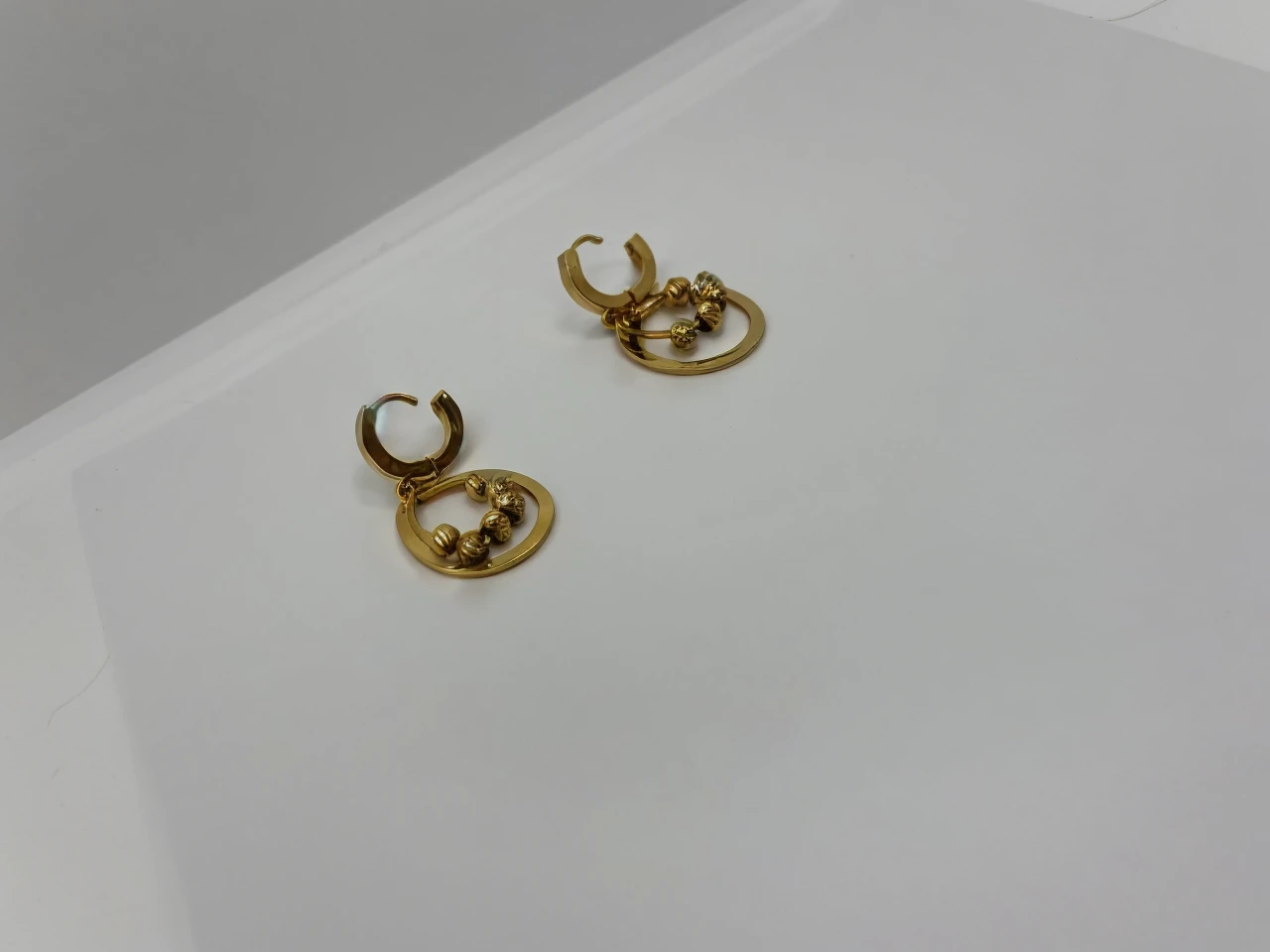 make this earring wore by a model. dont show face