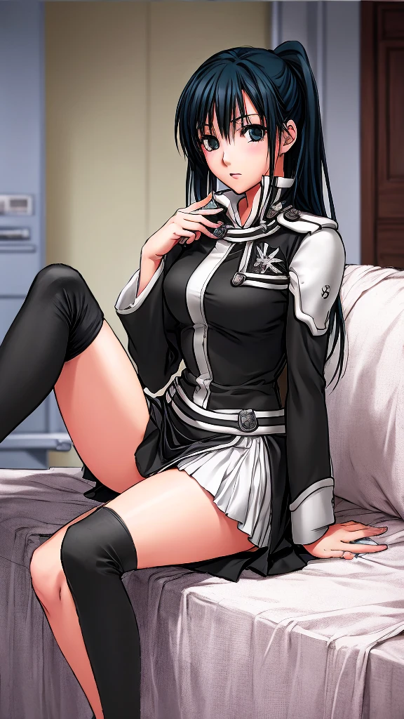 The beautiful-legged Lenalee is sitting blushing in the medical room in a miniskirt uniform and knee-high socks.。