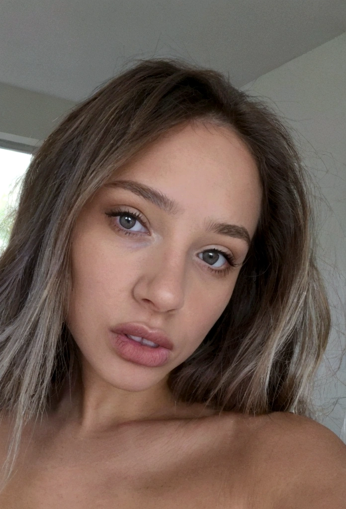 jeune femme de 20 ans, selfie, denudée,, fille sexy aux yeux bleu, portrait sophie mudd, cheveux blonds platine et grands yeux, selfie d'une jeune femme, yeux de la chambre, dans sa salle de bain, sans maquillage, maquillage naturel, regarder directement la caméra, visage avec artgram, maquillage subtil, Superbe photo de tout le corps, gros seins juteux, cul parfait volumineux