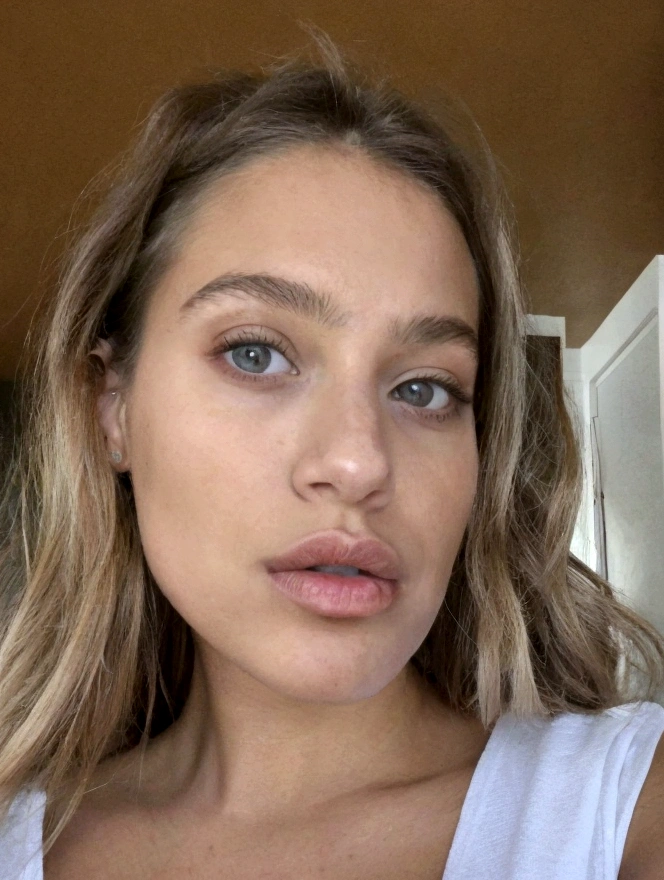 jeune femme de 20 ans, selfie, denudée,, fille sexy aux yeux bleu, portrait sophie mudd, cheveux blonds platine et grands yeux, selfie d'une jeune femme, yeux de la chambre, dans sa salle de bain, sans maquillage, maquillage naturel, regarder directement la caméra, visage avec artgram, maquillage subtil, Superbe photo de tout le corps, gros seins juteux, cul parfait volumineux