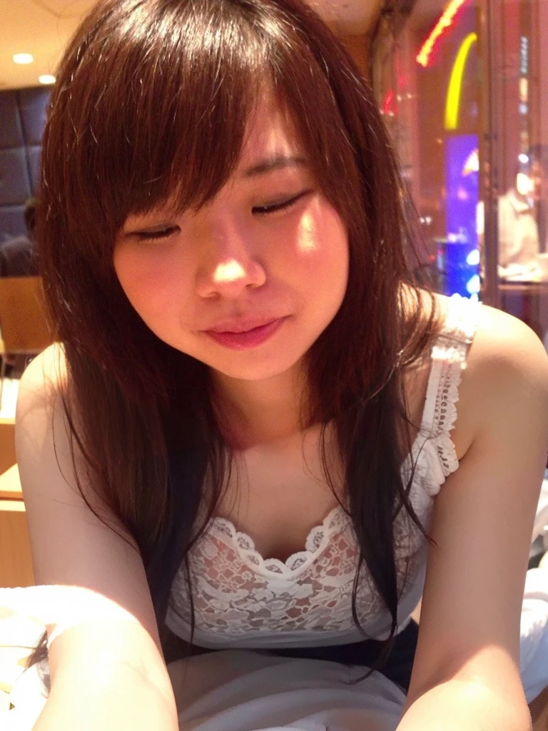 White tank top、Lace fabric、Small breasts