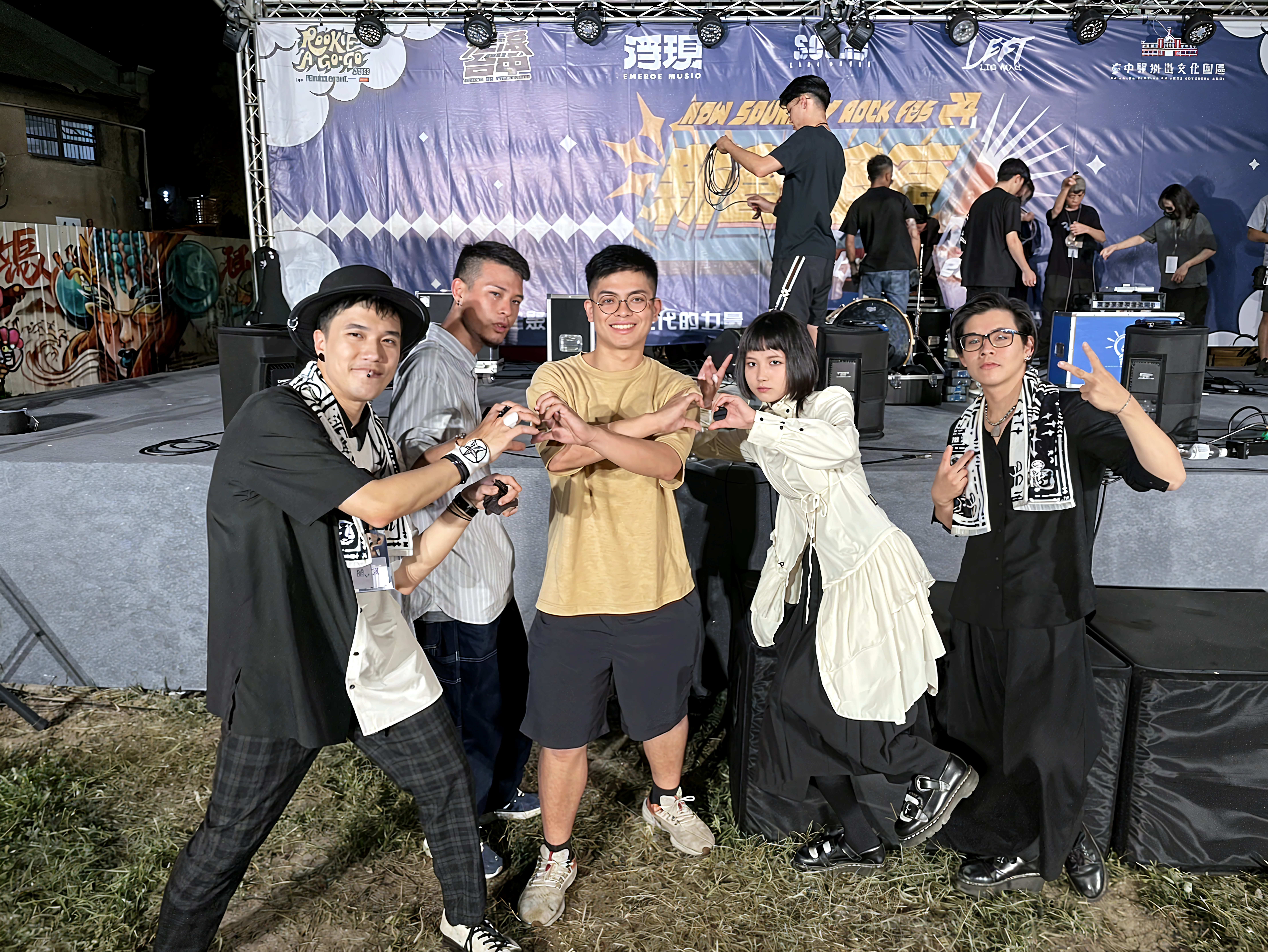 (masterpiece、Highest quality)、(日本のUnsanitary and dim地下街、Night view、Poor Street、girl3People and above、Street lamp、地下へのstage)、(美しいNight view)、(Standing Bar、Showa style、Japan favelas、Old and dirty hot spring town)、(stage)、(middle School girls3People and above、Full nudity、smile、fun)、((Unsanitary and dim))、shaved ice、Sale of drinks、(stage)、smile、Happy schoolchildren、Perfect Anatomy