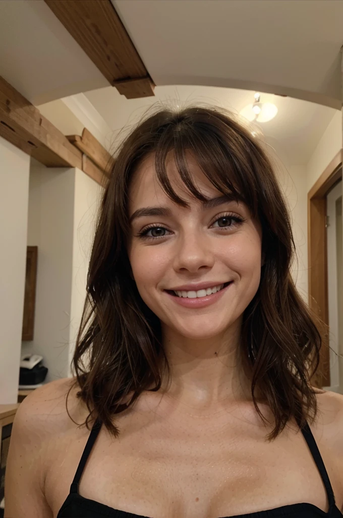 Brunette, prise en photo de loin, sourire