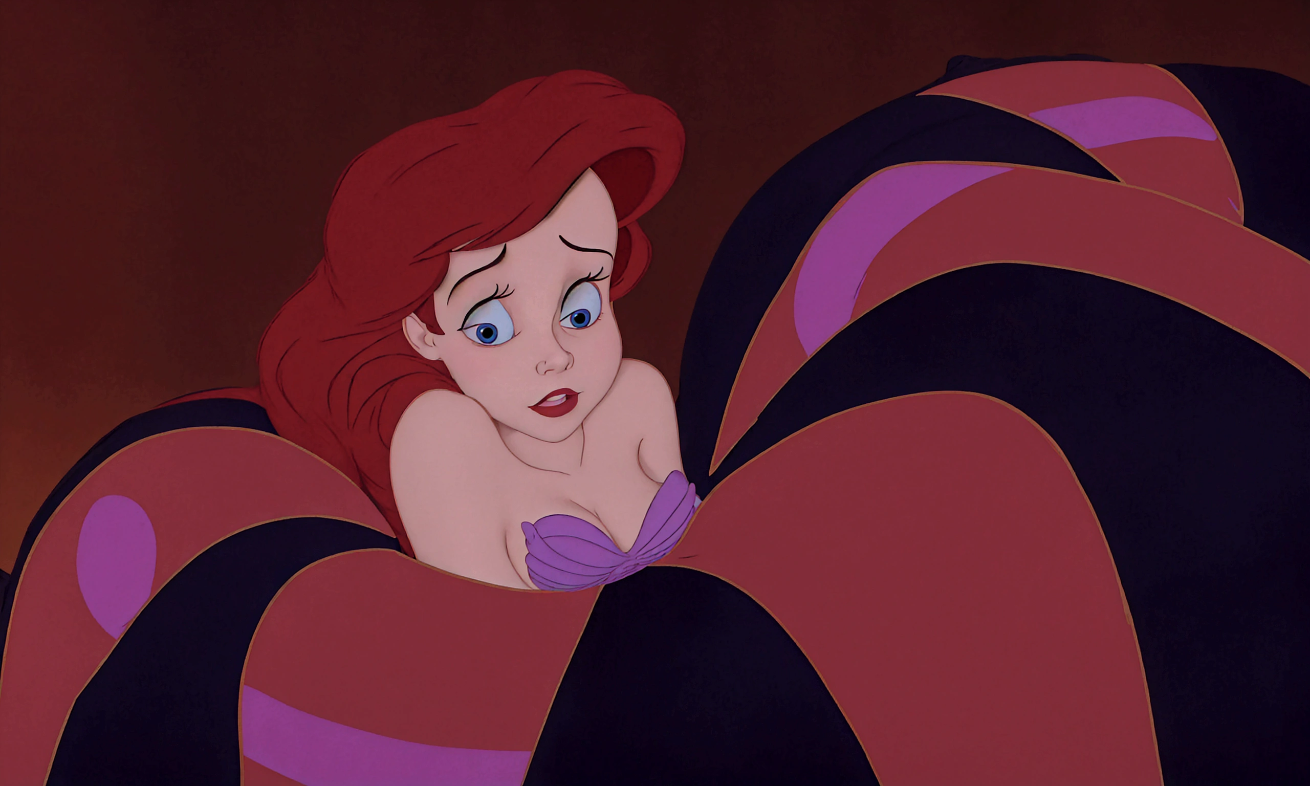 Araffe est allongé sur un lit avec une couverture rouge et noire, ariel the  Sirène, the  Sirène,  Sirène, Princesse Ariel, Ambiance Disney classique, animation disney 2d encore, capture d&#39;écran du film, Megara, jessica lapin, emma watson as jessica lapin, méchante de Disney, mais un regard sévère à son sujet, pose désespérée, taché », la nuit!