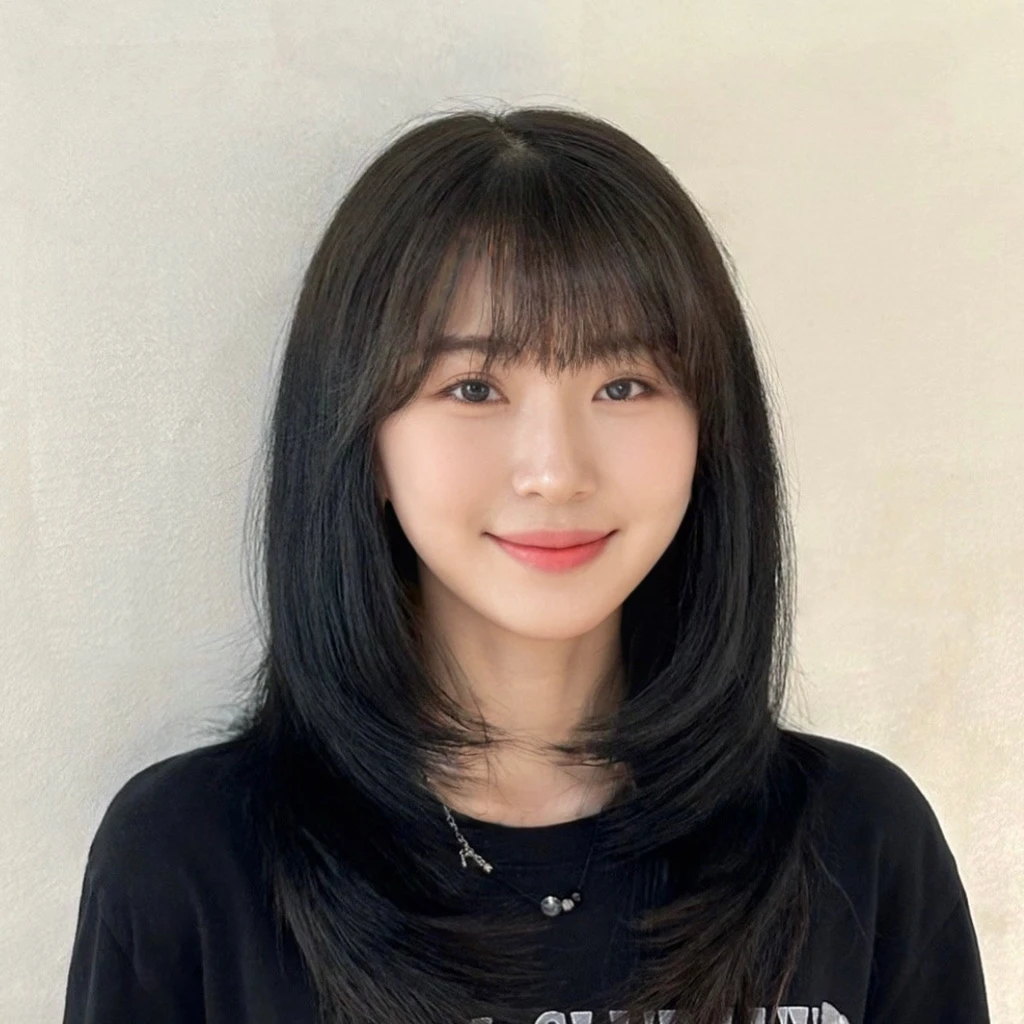 Best Quality, 8k, Masterpiece, (Portrait: 1.3), (photo realistic:1.4), (hyper realistic:1.4), Sharp Focus, looking at viewer, (smoother lighting:1.1), (increase cinematic lighting quality:0.9), realistic lighting, backlighting, light on face, ray trace, (brightening light:1.2), (Increase quality:1.4), sharp detail, (best quality real texture skin:1.4), finely detailed eyes, black_eyes, finely detailed face, 25 year old Korean woman, smiling_face