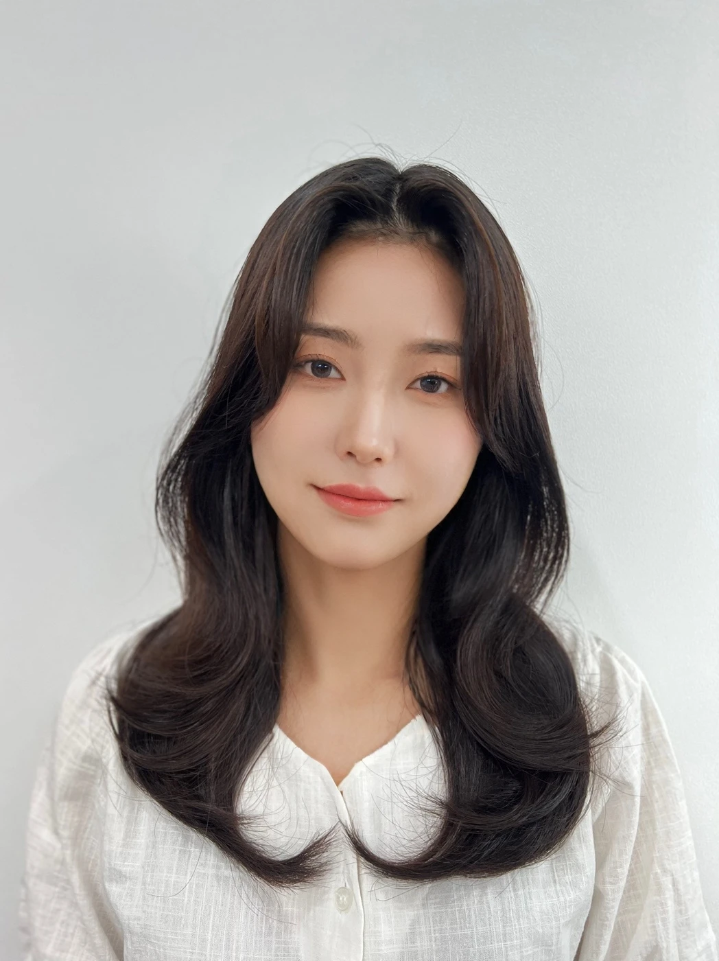 Best Quality, 8k, Masterpiece, (Portrait: 1.3), (photo realistic:1.4), (hyper realistic:1.4), Sharp Focus, looking at viewer, (smoother lighting:1.1), (increase cinematic lighting quality:0.9), realistic lighting, backlighting, light on face, ray trace, (brightening light:1.2), (Increase quality:1.4), sharp detail, (best quality real texture skin:1.4), finely detailed eyes, black_eyes, finely detailed face, 25 year old Korean woman