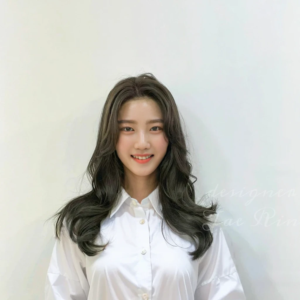 Best Quality, 8k, Masterpiece, (Portrait: 1.3), (photo realistic:1.4), (hyper realistic:1.4), Sharp Focus, looking at viewer, (smoother lighting:1.1), (increase cinematic lighting quality:0.9), realistic lighting, backlighting, light on face, ray trace, (brightening light:1.2), (Increase quality:1.4), sharp detail, (best quality real texture skin:1.4), finely detailed eyes, black_eyes, finely detailed face, 25 year old Korean woman, smiling_face