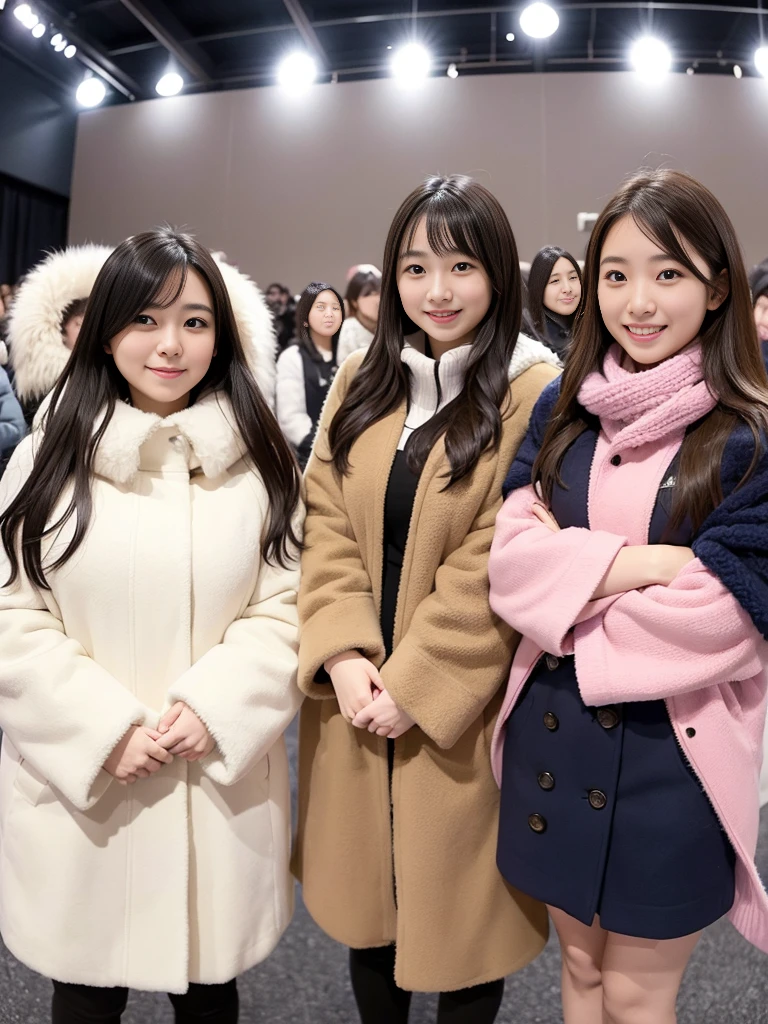 Group photo of female college students、knit、fluffyの毛皮。fluffy。Three beautiful Japanese girls 、Outside in the middle of winter、Winter coat、Heavy coat、Fur Cape、Fur Cuffs、Arms crossed、Arms outstretched、Smiling and looking at the audience((Fisheye Lens))