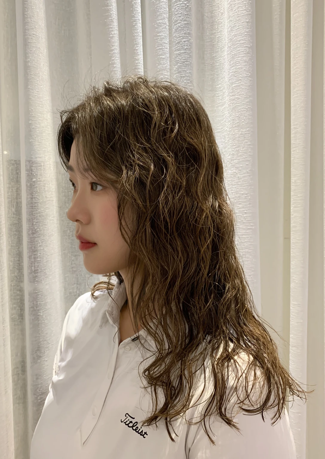 Best Quality, 8k, Masterpiece, (Portrait: 1.3), (photo realistic:1.4), (hyper realistic:1.4), Sharp Focus, looking at viewer, (smoother lighting:1.1), (increase cinematic lighting quality:0.9), realistic lighting, backlighting, light on face, ray trace, (brightening light:1.2), (Increase quality:1.4), sharp detail, (best quality real texture skin:1.4), finely detailed eyes, black_eyes, finely detailed face, 25 year old Korean woman