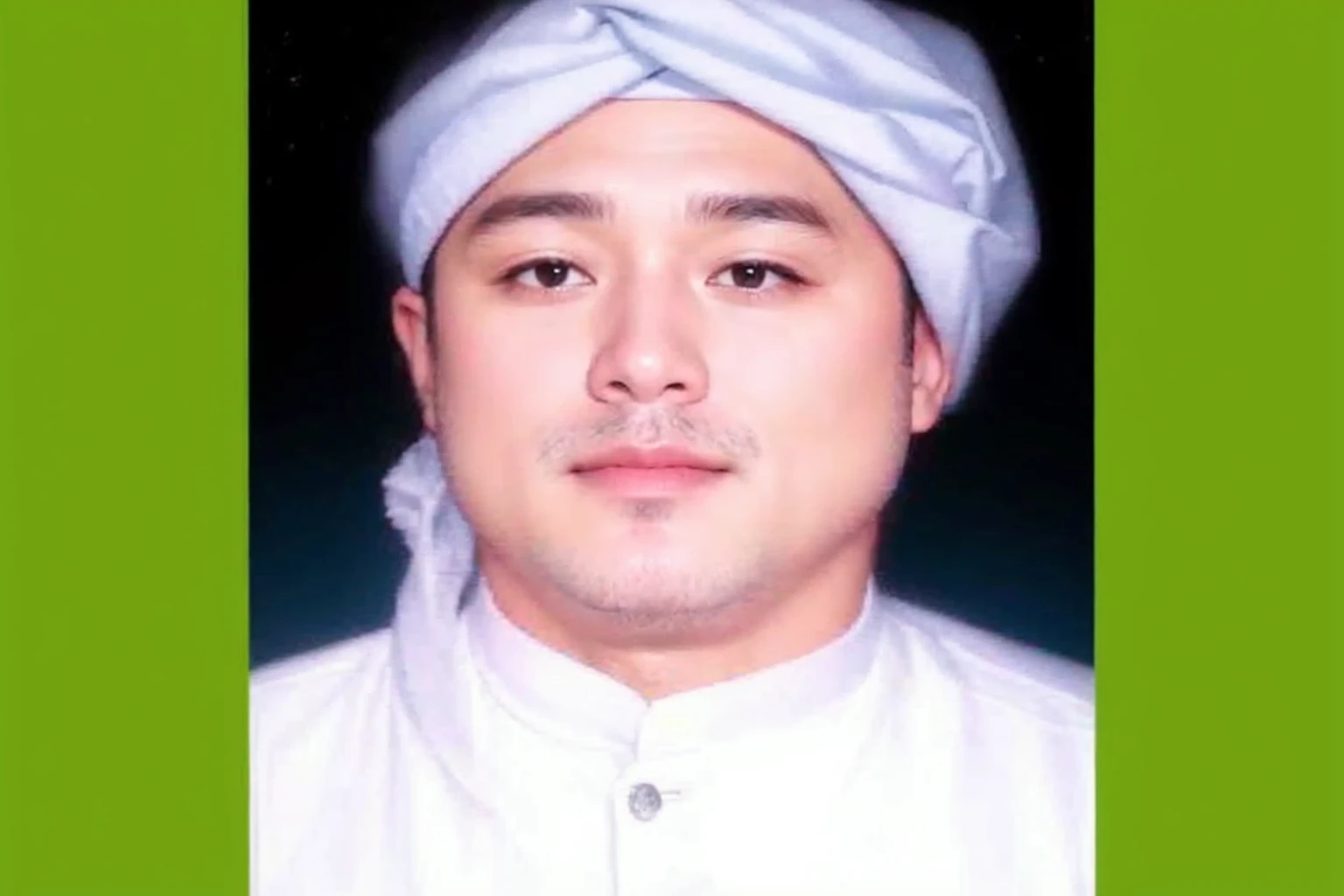 a man dressed in white, wearing a white imamah