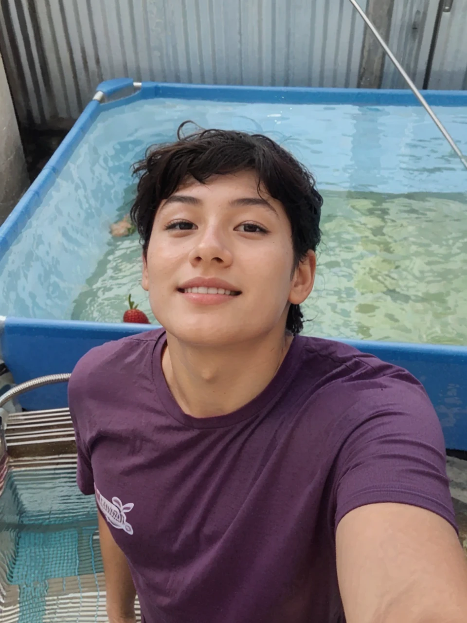 Bathe in the pool with a strawberry-shaped face