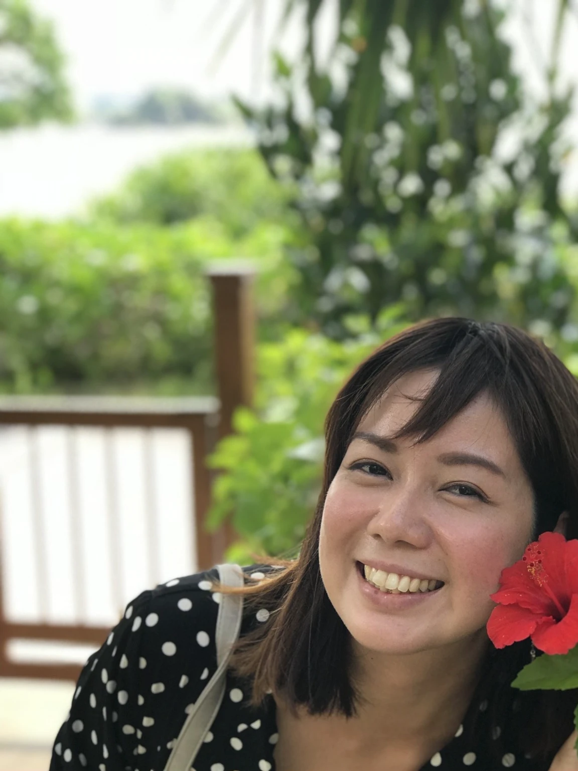 Flowers in hair、Smiling woman holding a bag, It's bittersweet, ", Ayaka, Nishimiya Shoko, Holding flowers, sorry, joy, Kazami Yuuka, Aoi Ogata, Eat and drink, Ai Yazawa, Marine Kitagawa, Zhen Ji