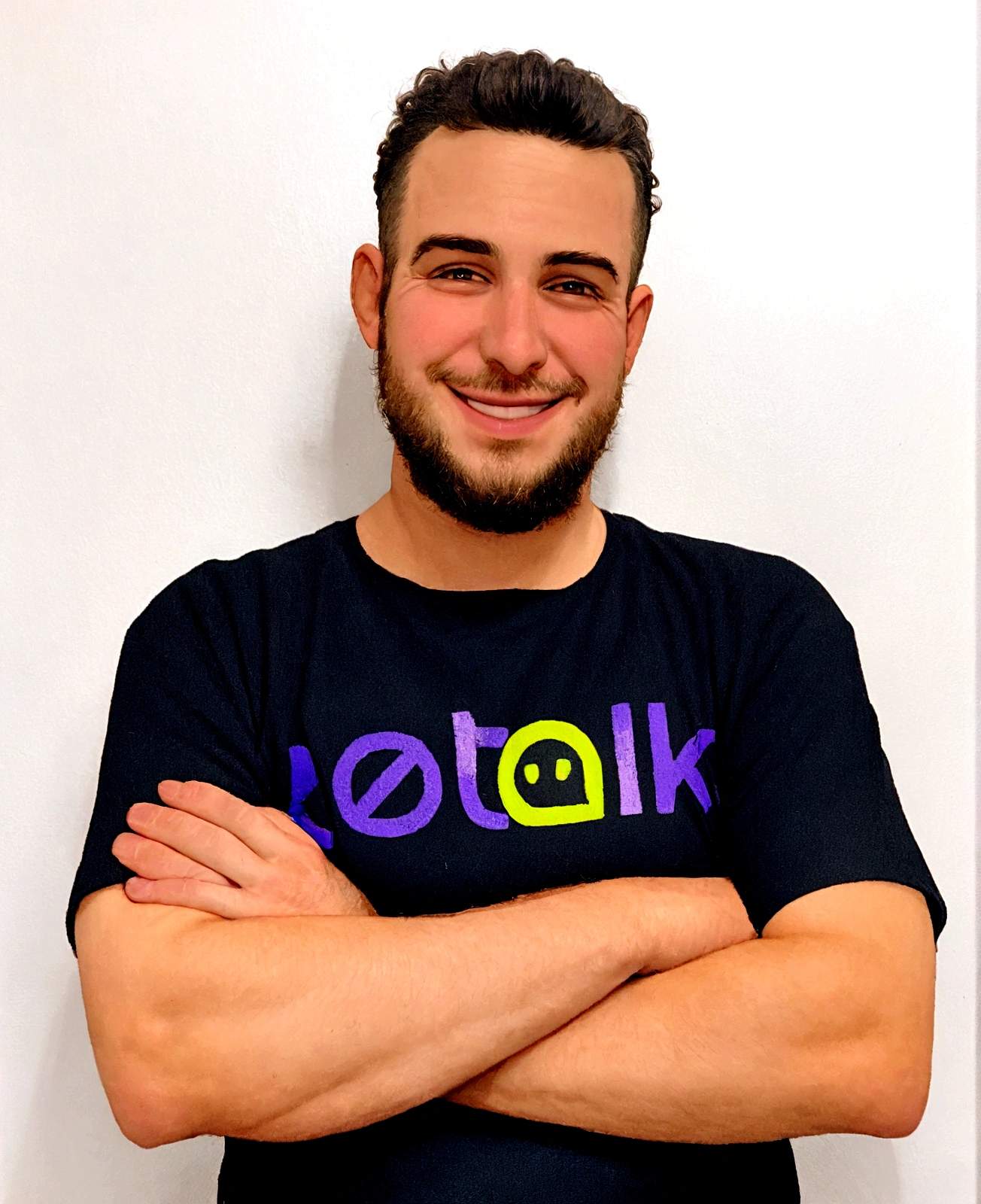 There's a man with his arms crossed and smiling, avatar image, Ismail, emad mostaque, Portrait photo, avatar for website, leaking, profile photo 1024px, ethan klein, No text, Beautiful picture, por Rafail Levitsky, Serpentina do Twitch / gamer ludwig, photo from 2022, wore picture