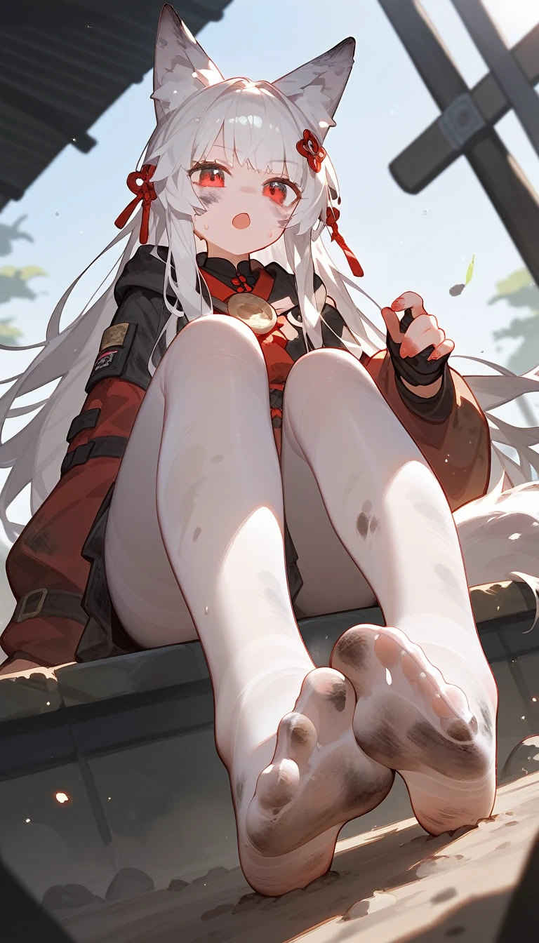 1 Girl,dirty,foot,foot底,Red Eyes,booobs,Solitary,Long hair,White hair,foot趾,foot部焦点,Looking at the audience,sit,Sweat,Open your mouth,dirty foot,outdoor,Sky,Bangs,whitepantyhose,Fox ears,There's mud on the body,Sailor Suit,Smile,Adult females