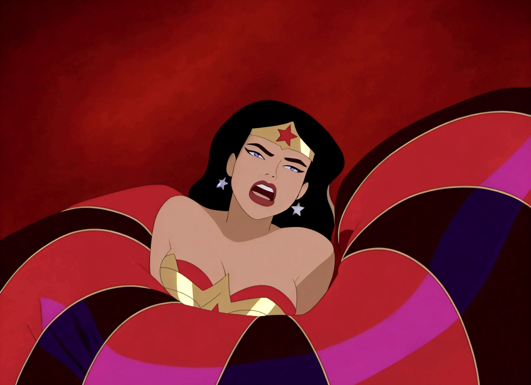 un gros plan d&#39;une femme en costume avec une robe rayée rouge et bleue, dans la ligue de la justice, Wonder Woman, la déesse Héra a l&#39;air en colère, capture d&#39;écran de l&#39;animation, capture d&#39;écran, la déesse Héra a l&#39;air en colère, sauver la situation à nouveau, menaçant!, beyonce as Wonder Woman, dwayne johnson as Wonder Woman, capture d&#39;écran du film, femme araignée!!!!!, Héroïque!!!