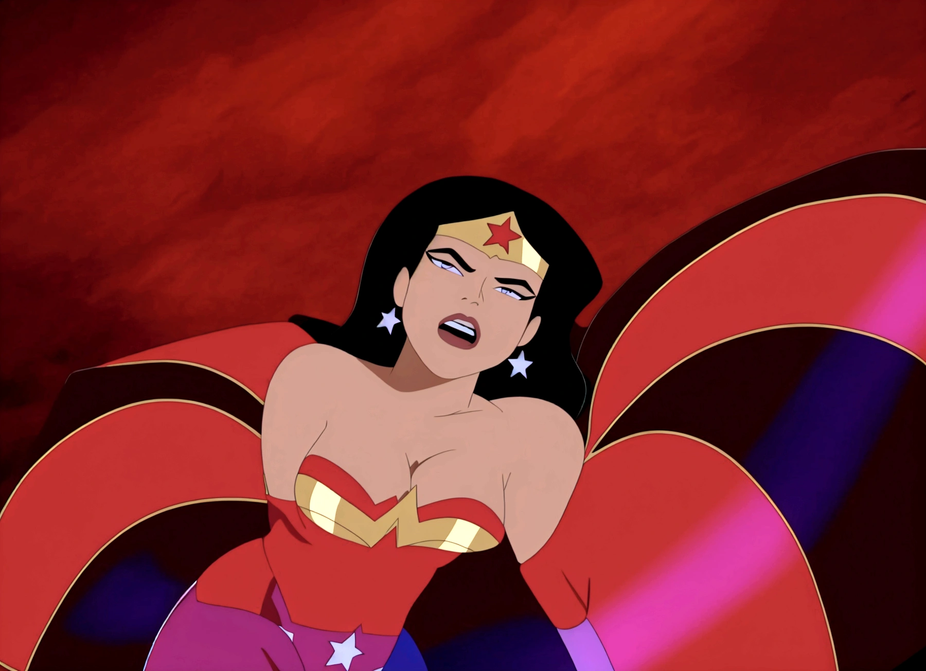 un gros plan d'une femme en costume avec une robe rayée rouge et bleue, dans la ligue de la justice, Wonder Woman, la déesse Héra a l'air en colère, capture d'écran de l'animation, capture d'écran, la déesse Héra a l'air en colère, sauver la situation à nouveau, menaçant!, beyonce as Wonder Woman, dwayne johnson as Wonder Woman, capture d'écran du film, femme araignée!!!!!, Héroïque!!!