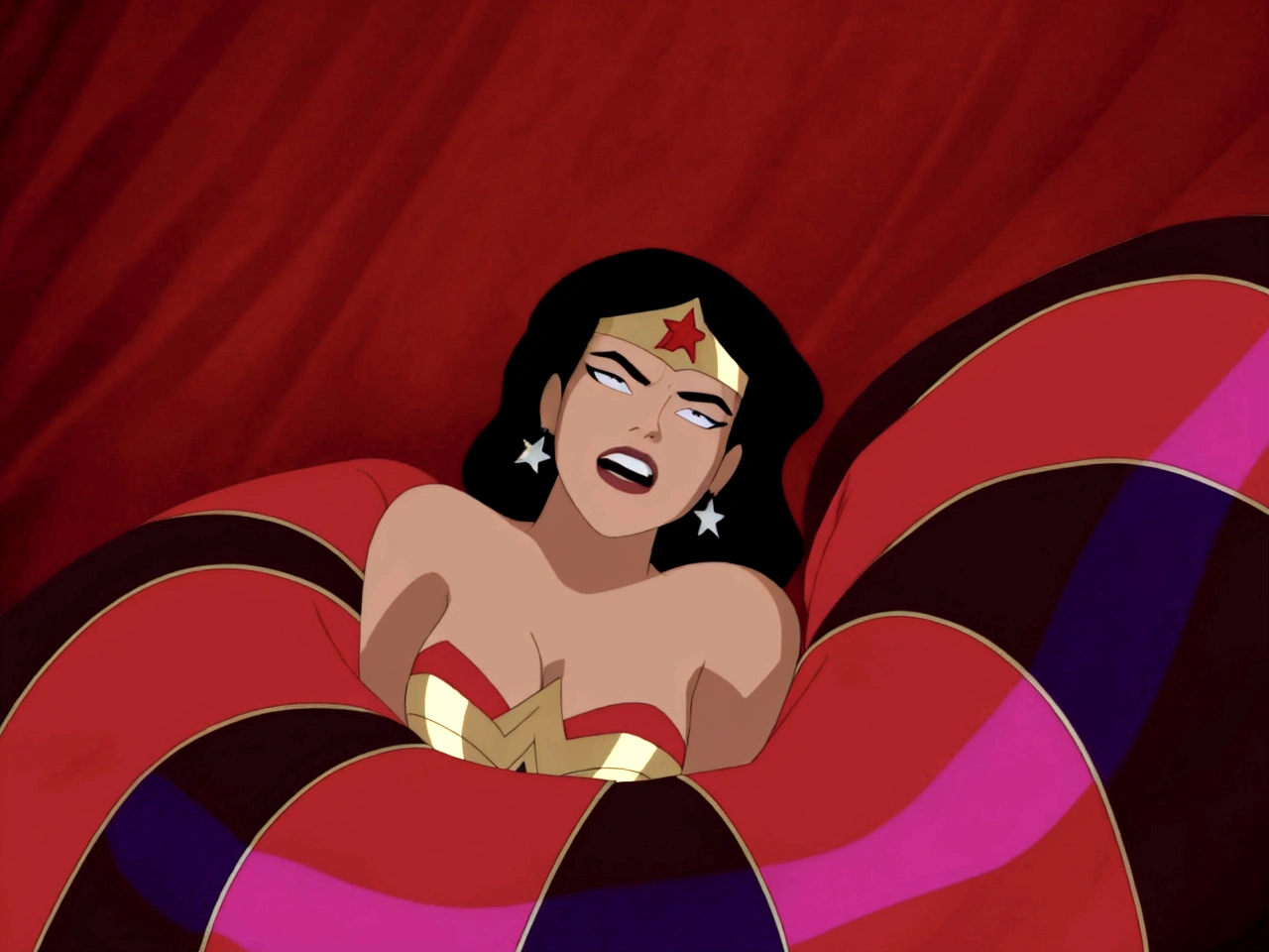 un gros plan d'une femme en costume avec une robe rayée rouge et bleue, dans la ligue de la justice, Wonder Woman, la déesse Héra a l'air en colère, capture d'écran de l'animation, capture d'écran, la déesse Héra a l'air en colère, sauver la situation à nouveau, menaçant!, beyonce as Wonder Woman, dwayne johnson as Wonder Woman, capture d'écran du film, femme araignée!!!!!, Héroïque!!!