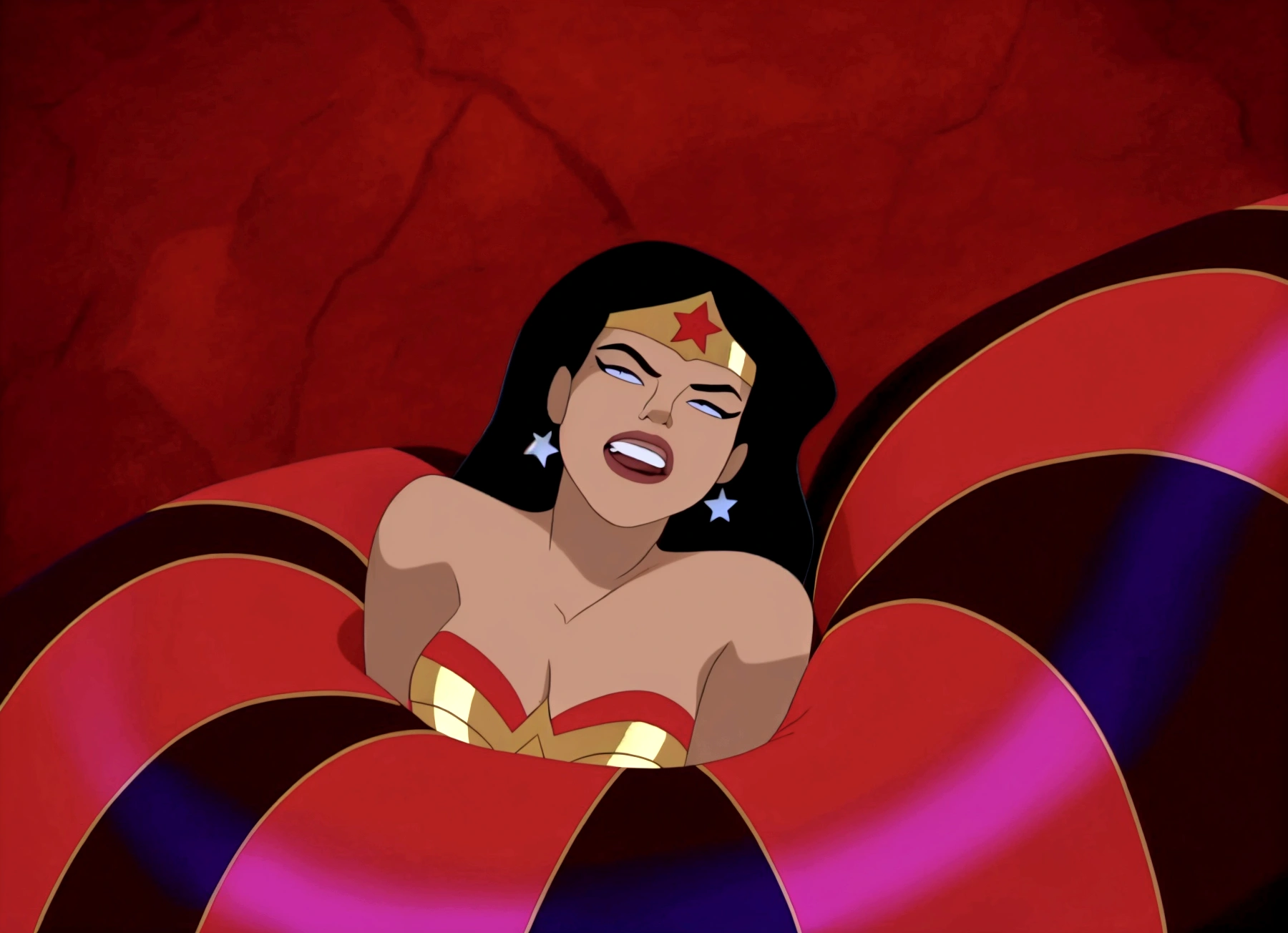 un gros plan d&#39;une femme en costume avec une robe rayée rouge et bleue, dans la ligue de la justice, Wonder Woman, la déesse Héra a l&#39;air en colère, capture d&#39;écran de l&#39;animation, capture d&#39;écran, la déesse Héra a l&#39;air en colère, sauver la situation à nouveau, menaçant!, beyonce as Wonder Woman, dwayne johnson as Wonder Woman, capture d&#39;écran du film, femme araignée!!!!!, Héroïque!!!