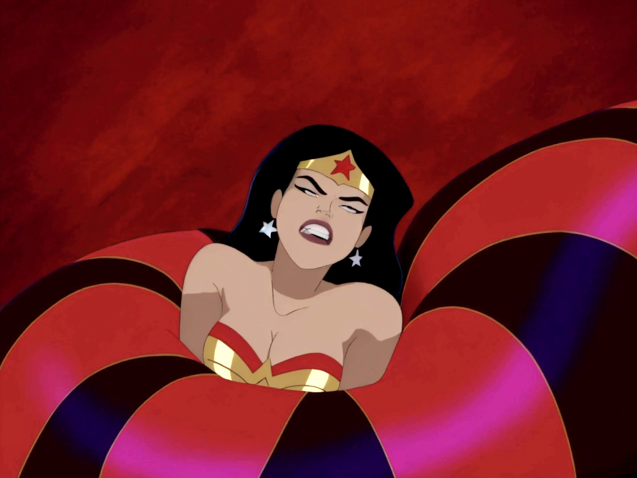 un gros plan d'une femme en costume avec une robe rayée rouge et bleue, dans la ligue de la justice, Wonder Woman, la déesse Héra a l'air en colère, capture d'écran de l'animation, capture d'écran, la déesse Héra a l'air en colère, sauver la situation à nouveau, menaçant!, beyonce as Wonder Woman, dwayne johnson as Wonder Woman, capture d'écran du film, femme araignée!!!!!, Héroïque!!!