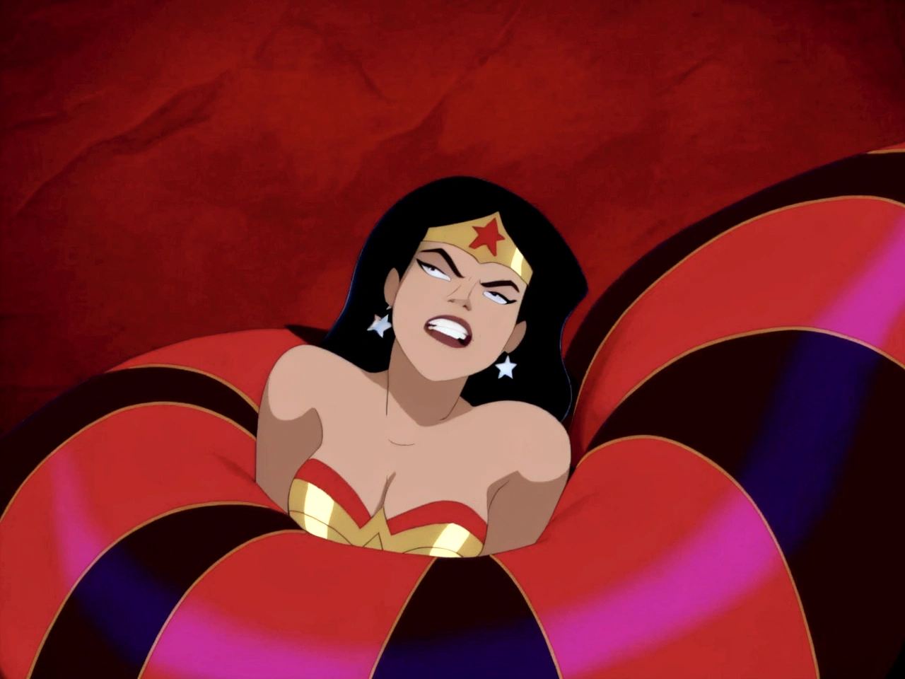 un gros plan d'une femme en costume avec une robe rayée rouge et bleue, dans la ligue de la justice, Wonder Woman, la déesse Héra a l'air en colère, capture d'écran de l'animation, capture d'écran, la déesse Héra a l'air en colère, sauver la situation à nouveau, menaçant!, beyonce as Wonder Woman, dwayne johnson as Wonder Woman, capture d'écran du film, femme araignée!!!!!, Héroïque!!!