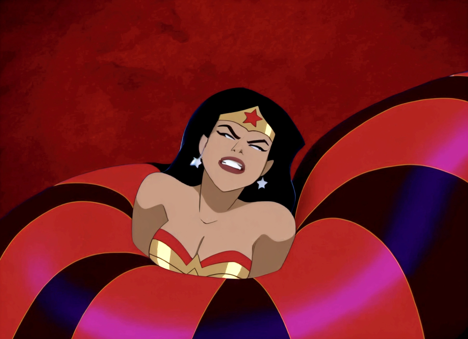 un gros plan d&#39;une femme en costume avec une robe rayée rouge et bleue, dans la ligue de la justice, Wonder Woman, la déesse Héra a l&#39;air en colère, capture d&#39;écran de l&#39;animation, capture d&#39;écran, la déesse Héra a l&#39;air en colère, sauver la situation à nouveau, menaçant!, beyonce as Wonder Woman, dwayne johnson as Wonder Woman, capture d&#39;écran du film, femme araignée!!!!!, Héroïque!!!
