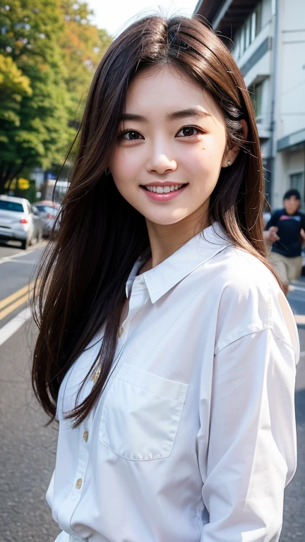 high resolution、Japanese women、cute、Small face、Long Hair、Brown Hair Color、The eyebrows are thin、Woman in her 20s、Outdoor shooting、White shirt、A big smile