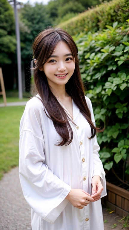 high resolution、Japanese women、cute、Small face、Long Hair、Brown Hair Color、The eyebrows are thin、Woman in her 20s、Outdoor shooting、White pajamas、A big smile、Hair tied back