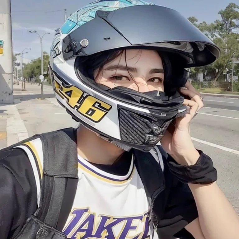 arafed woman usando un casco talking on a cell phone, casco en la cara, sin casco, malvado ulzzang, usando casco, usando casco de skate, Jungkook from bts , casco de moto, usando un casco, usando casco de patinaje, 🔞🤡, usando un casco redondo, con visera de neón