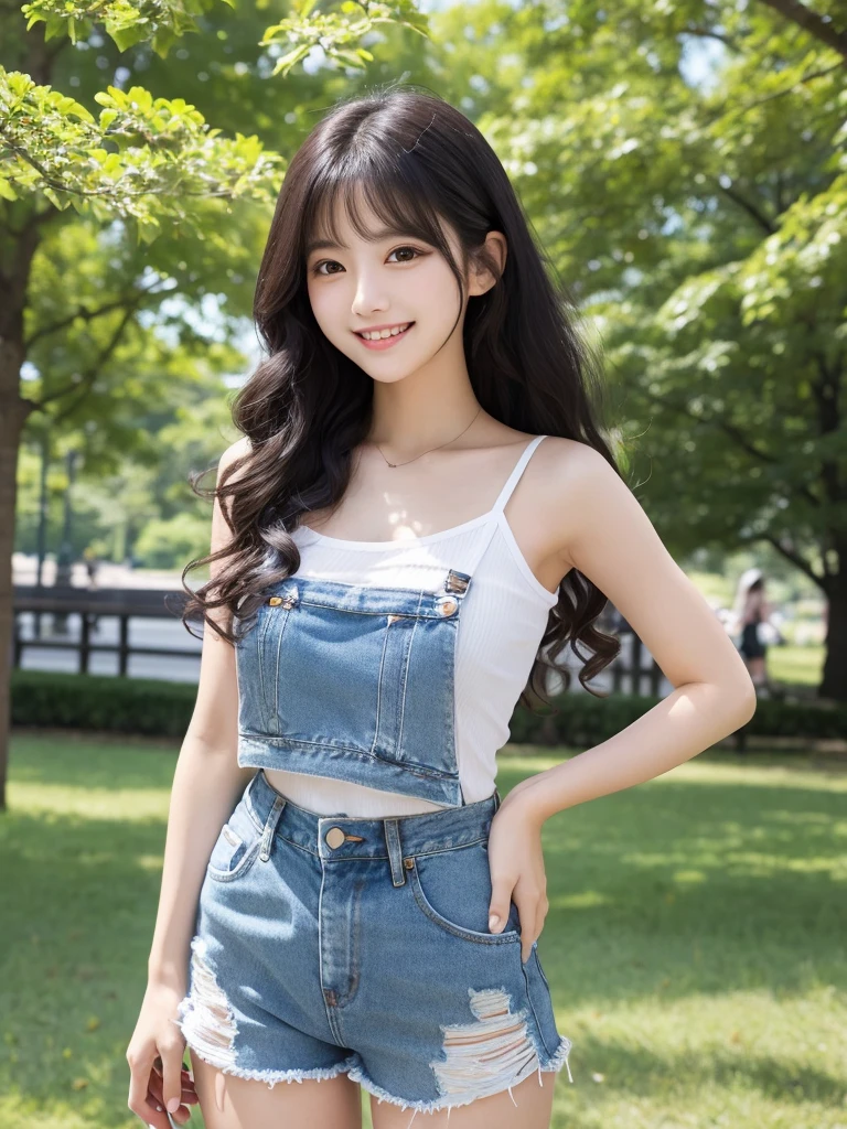 Ultra-high resolution、Japanese beauty、Long Black Hair、Curly Hair、Big eyes、cute、Beauty、Camisole with little white fabric、Shoulders stick out、Wearing denim shorts、smile、In the park
