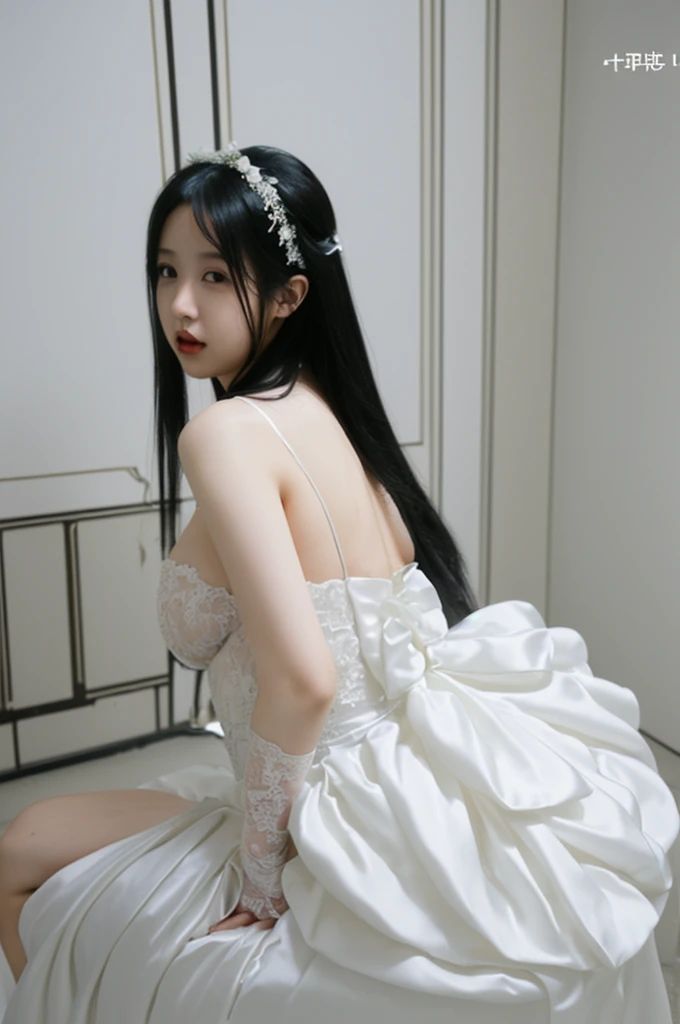 bride、Wearing a wedding dress、Super fat、Big Breasts、Big Ass、Super long straight black hair、Small private room、Sitting on the toilet