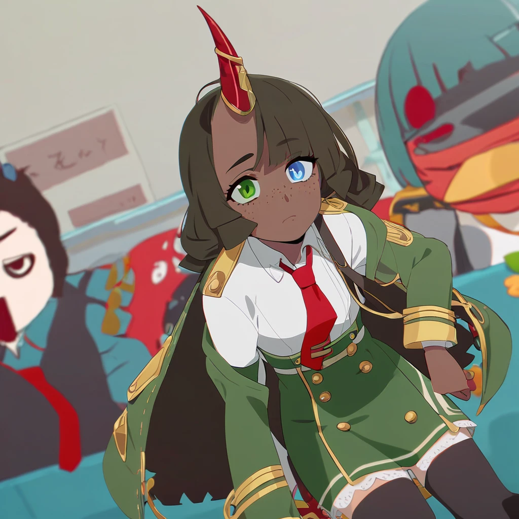 A girl in the Boku no hero style, gray uniform with a white blouse underneath with a red tie on the sleeve, two green stripes and the coat fastened with gold buttons,
At the bottom, a dark green skirt and knee-length stockings. a garota tem cabelos pretos com varias mexas azuis preso em um rabo de cavalo e cortado dos lados, She has freckles on her dark skin with one green eye and one blue eye. She has a horn on each side of her head, one blue and one black.. She is in the U classroom.a