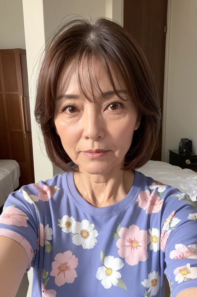 55 years old、woman、Floral T-shirt、Selfie、Wrinkles on the face、Dry hair