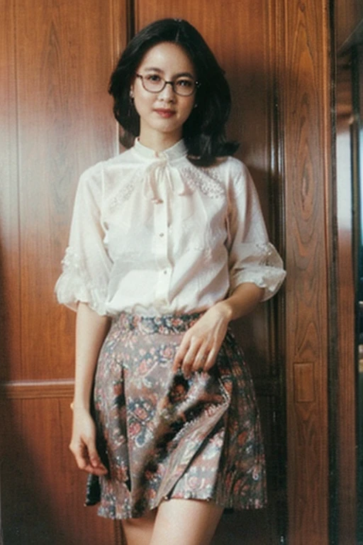 Highest quality、masterpiece、High sensitivity、High resolution、Detailed Description、Slender women、Bewitching Mature Woman、Glasses、Lace skirt、