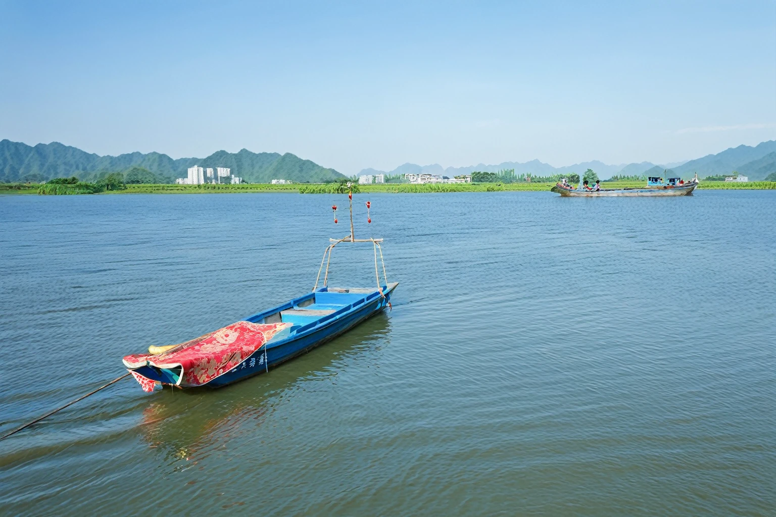 Boat上有一位老人fishing,fishing,Distant mountains Chinese landscape painting background,there is a Boat that is floating in the water, small Boat in the foreground, small Boat in foreground, fishing Boat, 3 Boat in river, Boat in foreground, Boat, small Boat, On a sunny day, Photo showing, 湖上的Boat, Wide rivers and lakes, one small Boat, rowing Boat, fishing Boats, A sunny day