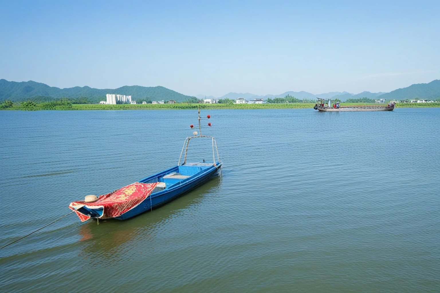 Boat上有一位老人fishing,fishing,Distant mountains Chinese landscape painting background,there is a Boat that is floating in the water, small Boat in the foreground, small Boat in foreground, fishing Boat, 3 Boat in river, Boat in foreground, Boat, small Boat, On a sunny day, Photo showing, 湖上的Boat, Wide rivers and lakes, one small Boat, rowing Boat, fishing Boats, A sunny day