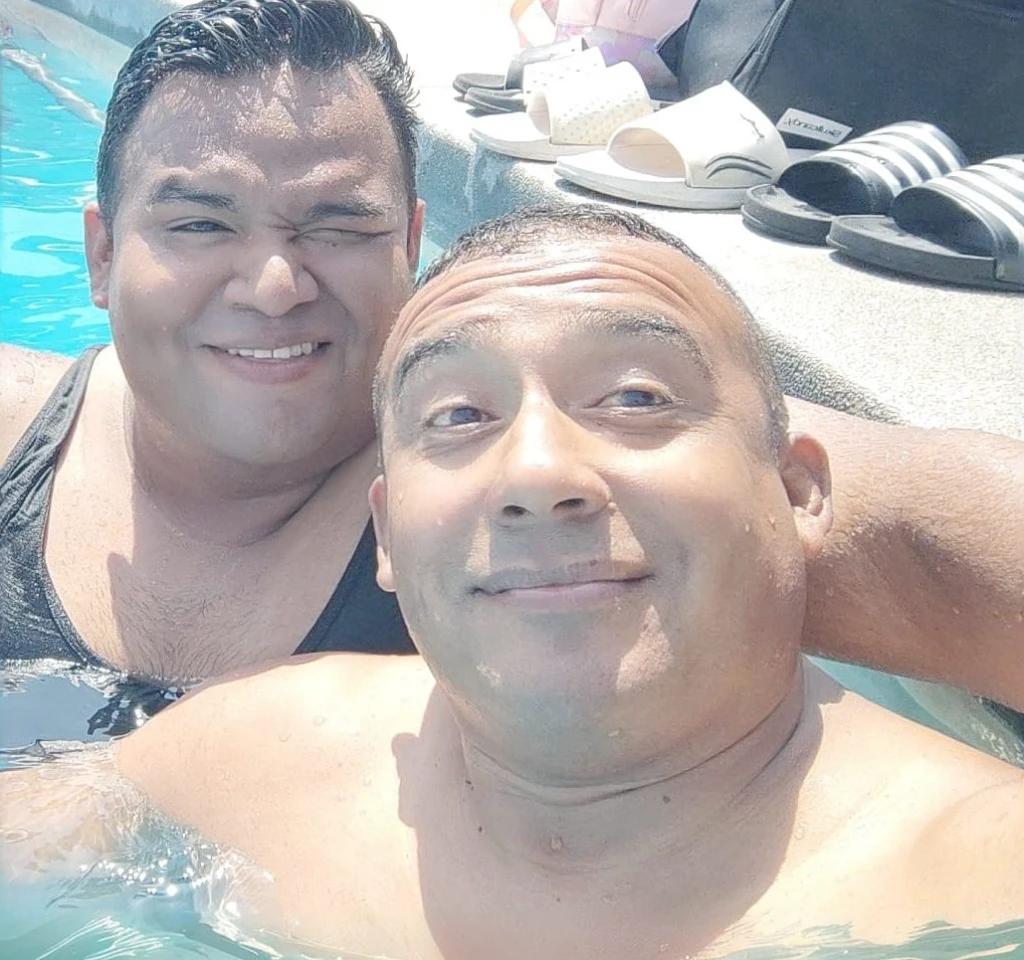 there are two men in the pool posing for a photo, em uma piscina, sentado na piscina, vacation photo, in the water, Pablo Carpio e Jordan Grimmer, Poolside, in water! down to the shoulders, piscina, Petros e Leonid, em uma piscina luxuosa, in water, swimming, 🔞🤡, Postagem no Reddit
