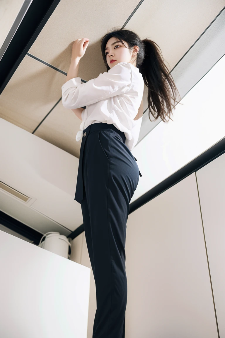A female spy is arrested、Suspended from the ceiling。The outfit is a chic suit。