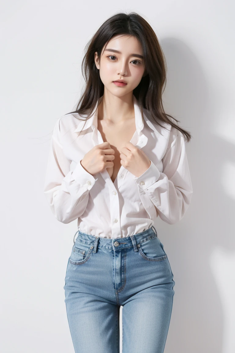 A female detective wearing a dress shirt and jeans。The chest is open。