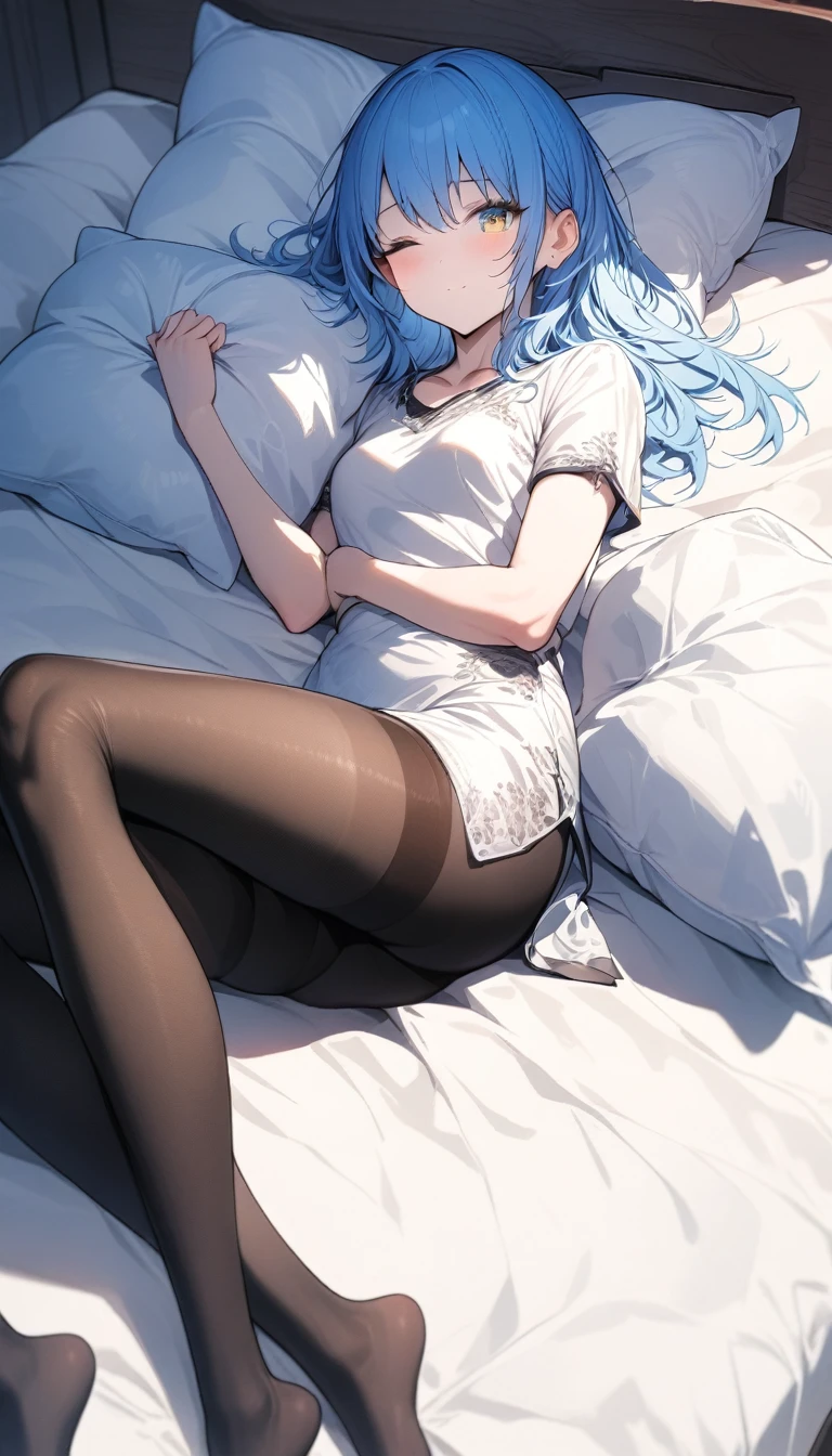 (masterpiece, best quality, high quality, high resolution, Extremely detailed),1 Girl,A girl lying on the bed，girl holding pillow，Enjoy，Big ，Solitary,beautiful eyes,Blue hair,Golden Eyes,,Happy,Close one eye,Solitary,thighband pantyhose