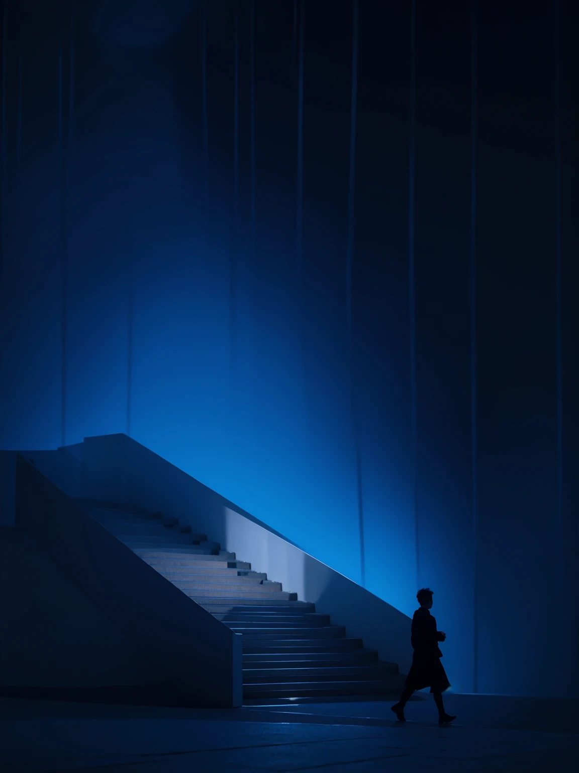 A back figure walking on the road，Background blue，White staircase，There is a movie