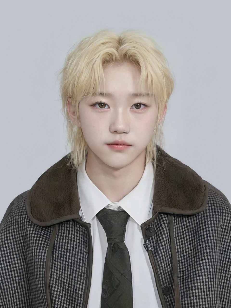 Korean boy. Characteristics: blonde hair + locks falling on the forehead + brown eyes. (Félix from the band SKZ - Stray Kids)
