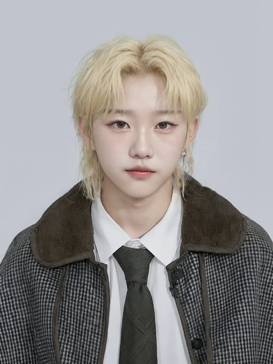 Korean boy. Characteristics: blonde hair + locks falling on the forehead + brown eyes. (Félix from the band SKZ - Stray Kids)