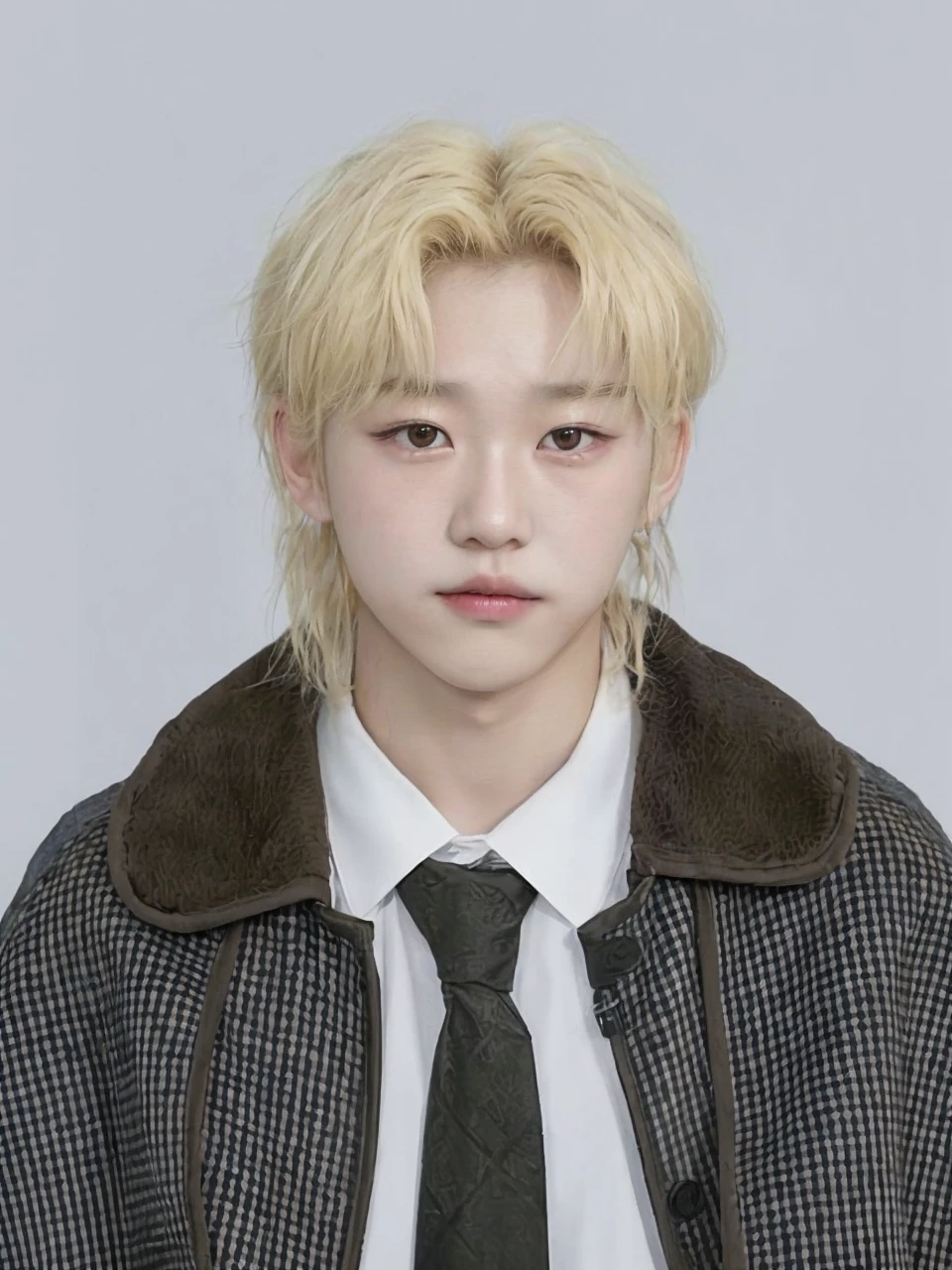 Korean boy. Characteristics: blonde hair + locks falling on the forehead + brown eyes. (Félix from the band SKZ - Stray Kids)