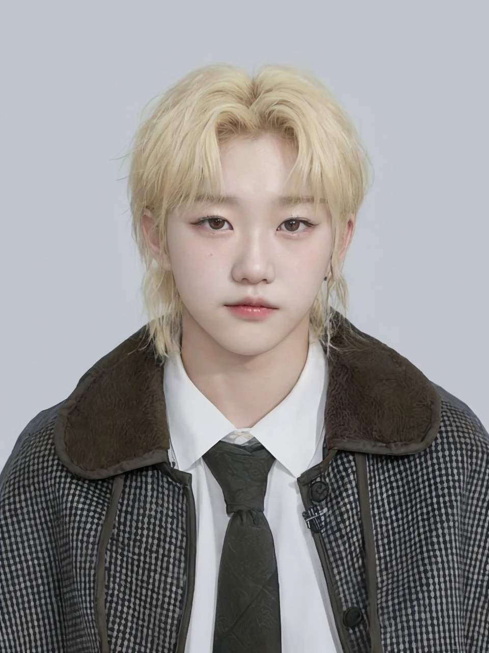 Korean boy. Characteristics: blonde hair + locks falling on the forehead + brown eyes. (Félix from the band SKZ - Stray )