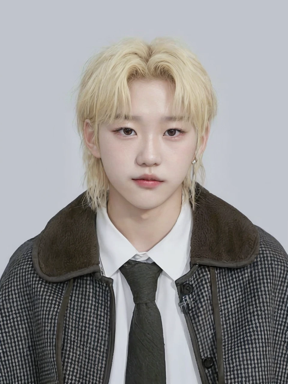 Korean boy. Characteristics: blonde hair + locks falling on the forehead + brown eyes. (Félix from the band SKZ - Stray Kids)