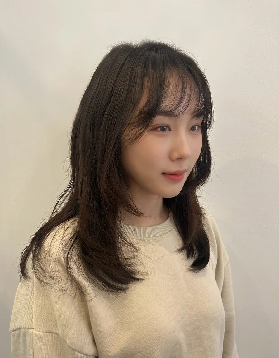 Best Quality, 8k, Masterpiece, (Portrait: 1.3), (photo realistic:1.4), (hyper realistic:1.4), Sharp Focus, looking at viewer, (smoother lighting:1.1), (increase cinematic lighting quality:0.9), realistic lighting, backlighting, light on face, ray trace, (brightening light:1.2), (Increase quality:1.4), sharp detail, (best quality real texture skin:1.4), finely detailed eyes, black_eyes, finely detailed face, 25 year old Korean woman, smiling_face
